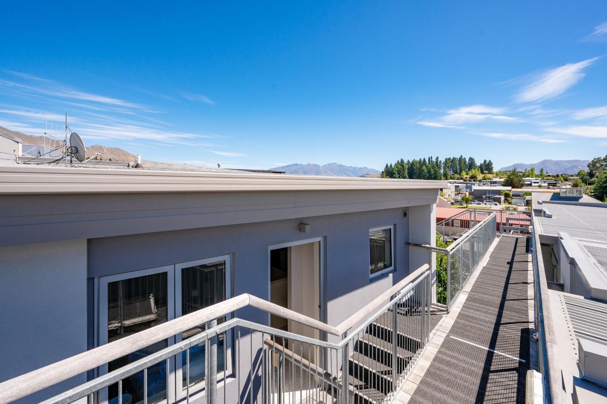 Bright 2Br Apartment With Hot Tub - Walk To Town - Park Free Wanaka Exterior photo